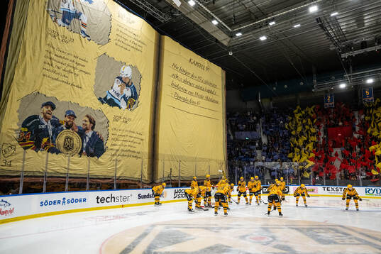 Skellefteås spelare framför Djurgårdens tifo
