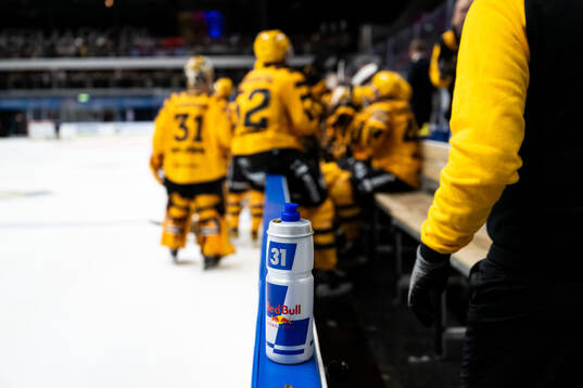 En flaska med Redbulls logotyp på