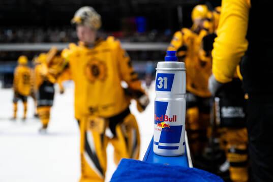 En flaska med Redbulls logotyp på