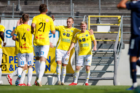 Falkenbergs Nils Bertilsson och Lucas Sibelius jublar