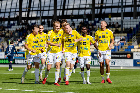 Falkenbergs Lucas Sibelius jublar med laget