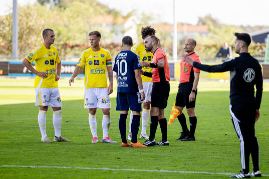 Domare Rambod Beigi i diskussion med spelarna