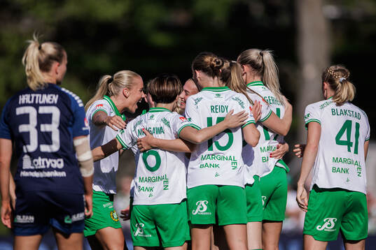 Hammarbys Vilma Emilia Koivisto jublar med lagkamrater