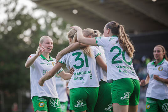 Hammarbys Smilla Holmberg jublar med Emilie Joramo och