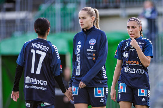 Linköpings Miu Kitamura och Ronja Osman Sofi Ingberg deppar