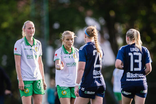 Hammarbys Emelie Bragstad och Smilla Holmberg