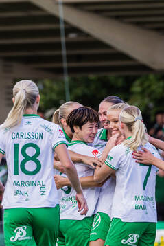 Hammarbys Smilla Holmberg jublar med Asato Miyagawa och