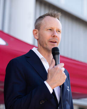 Frölundas tränare Robert Ohlsson pratar utanför