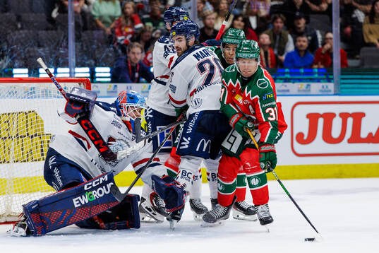 Frölundas Nicklas Lasu och Linköpings målvakt Jesper