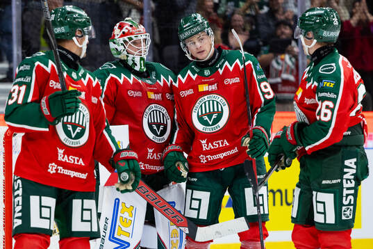 Frölundas målvakt Lars Johansson jublar ihop med Nicklas