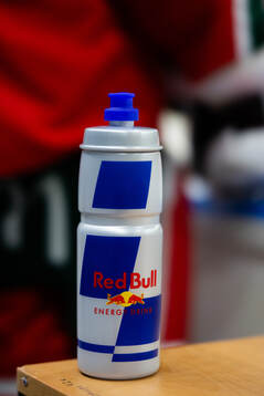 En vattenflaska med Red Bulls logo på