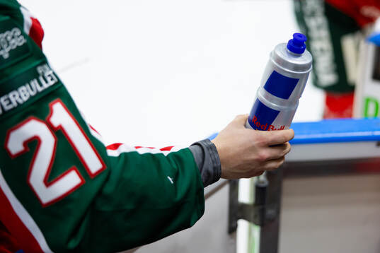 Frölundas Jere Innala med en vattenflaska med Red Bulls