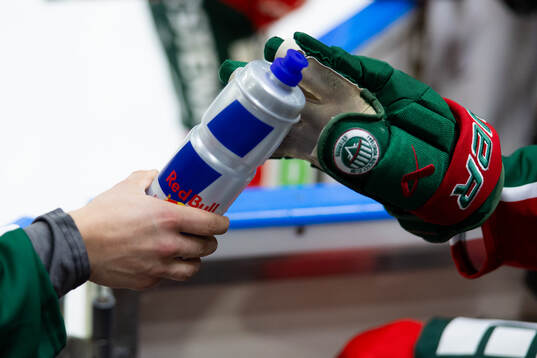 En vattenflaska med Red Bulls logo på