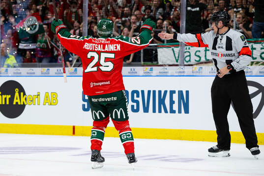Frölundas Arttu Ruotsalainen jublar