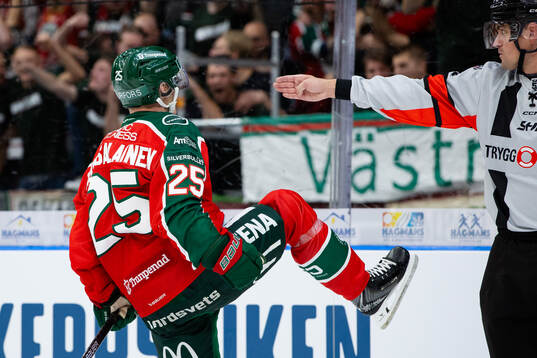 Frölundas Arttu Ruotsalainen jublar