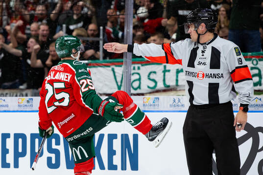 Frölundas Arttu Ruotsalainen jublar