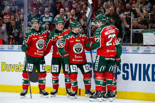 Frölundas Arttu Ruotsalainen jublar med lagkamrater