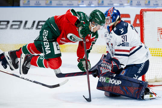 Frölundas Isac Born och Linköpings målvakt Jesper