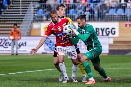 Degerfors Daniel Sundgren och målvakt Matvei Igonen och