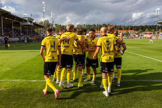 Mjällbys Tom Pettersson jublar med lagkamrater
