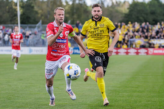 Degerfors Daniel Sundgren och Mjällbys Axel Norén