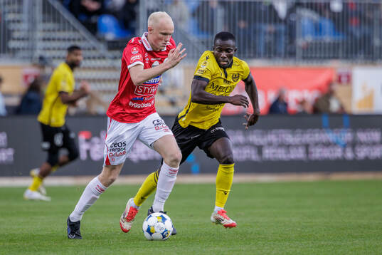 Degerfors Marcus Rafferty och Mjällbys Abdoulie Manneh