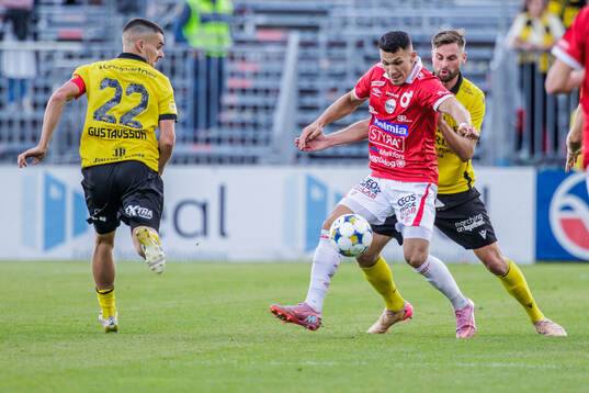 Degerfors Arman Taranis och Mjällbys Axel Norén