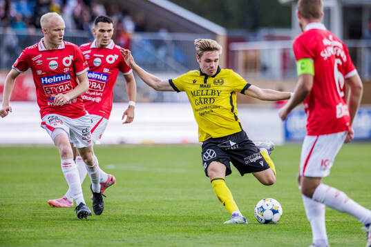 Degerfors Marcus Rafferty och Mjällbys Jeppe Kjaer