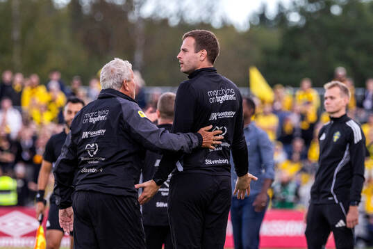 Mjällbys assisterande tränare Karl Marius Aksum tilldelas