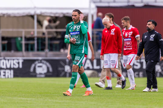 Degerfors målvakt Matvei Igonen deppar