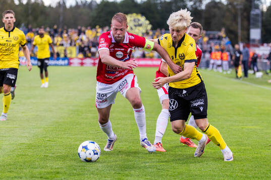 Degerfors Daniel Sundgren och Mjällbys Romeo Leandersson