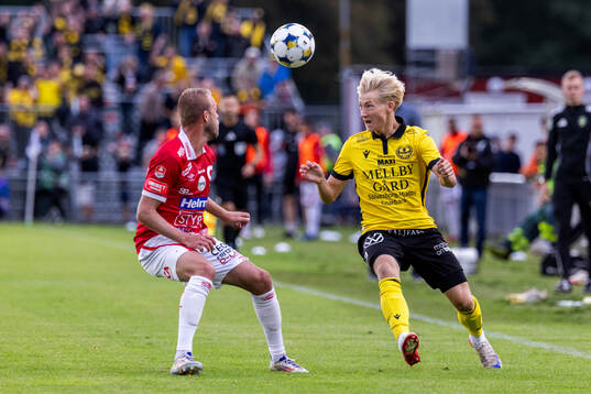 Degerfors Daniel Sundgren  och Mjällbys Romeo Leandersson