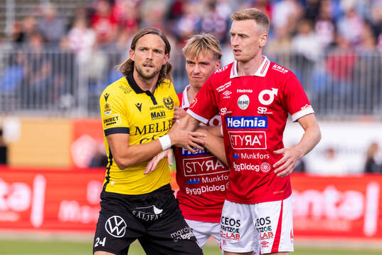Mjällbys Tom Pettersson mot Degerfors Santeri Haarala och