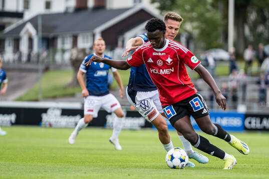 Halmstads Niilo Mäenpää och IFK Norrköpings Abdoulie