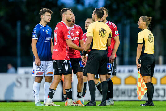 IFK Norrköpings Max Watson i samtal med domare Granit