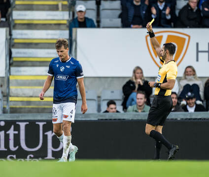 Halmstads Filip Schyberg får ett gult kort