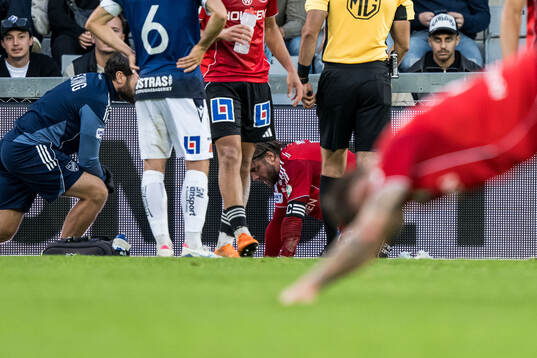 IFK Norrköpings Christoffer Nyman får vård av medicinsk