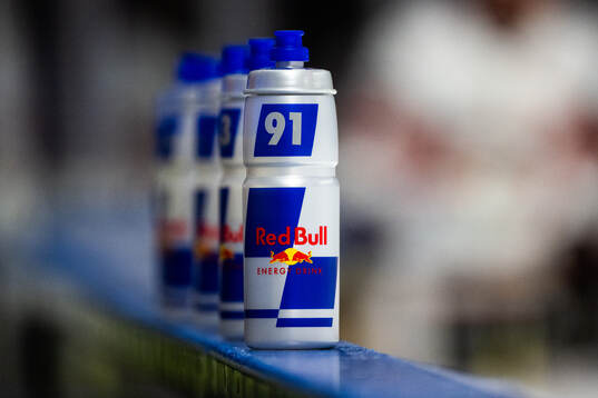 Vattenflaska med Red Bull-logga
