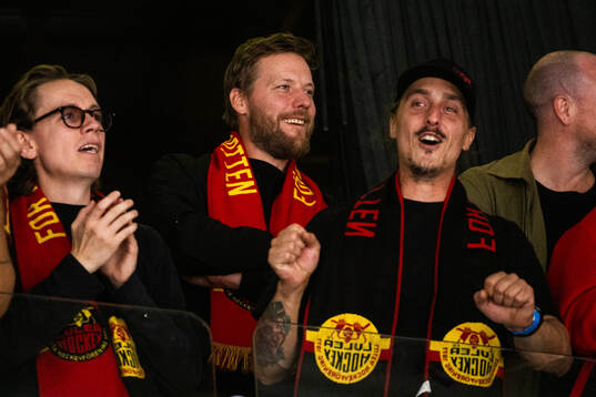 Linus Omark på läktaren