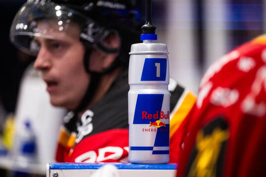 Flaska med Red Bull-logga