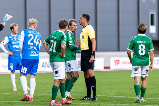 Domare Magnus Lindgren visar ut Brages Alexander