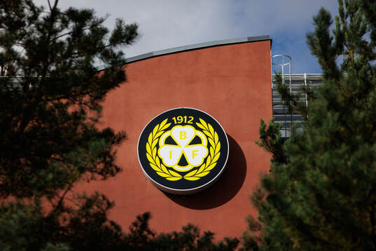 Brynäs logga på Monitor ERP Arenas fasad