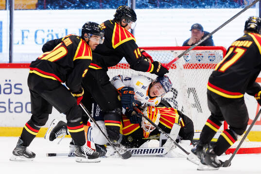 Växjös Keegan Lowe och Brynäs målvakt Collin Delia