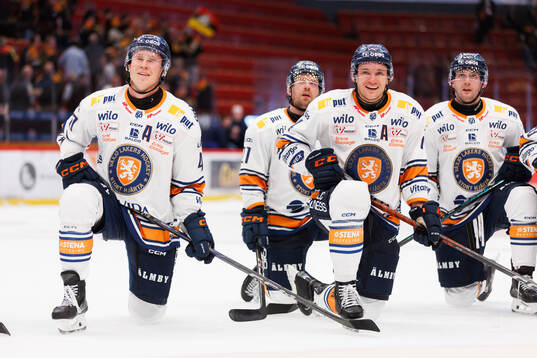 Växjös Dennis Rasmussen och Keegan Lowe jublar