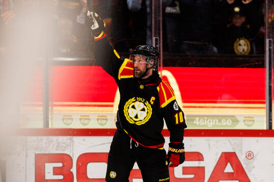 Brynäs Johan Larsson jublar