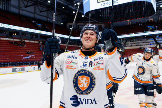 Växjös Dennis Rasmussen jublar