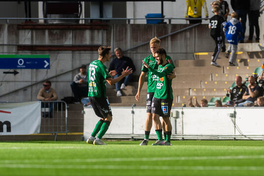 Varbergs Laorent Shabani jublar med Olle Edlund och Edvin