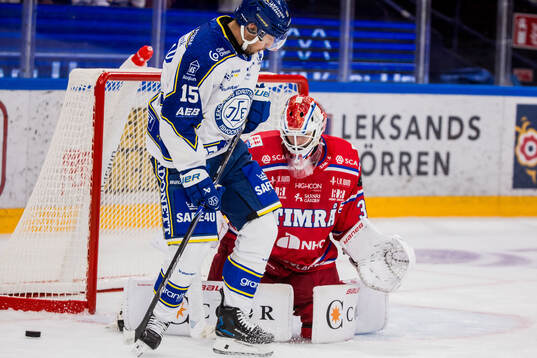 Leksands Max Veronneau och Timrås målvakt Tim Juel