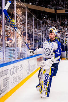 Leksands målvakt Marcus Gidlöf jublar