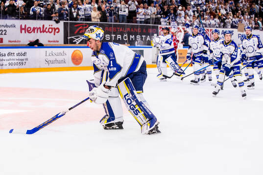 Leksands målvakt Marcus Gidlöf jublar